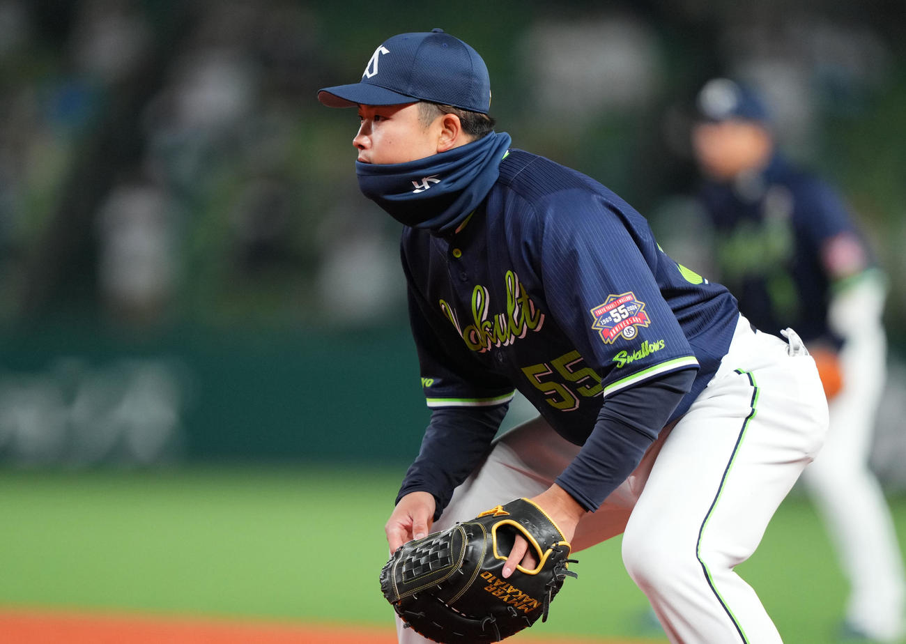 西武対ヤクルト　5回裏から中田翔モデルのグラブで一塁の守備につくヤクルト村上（撮影・横山健太）