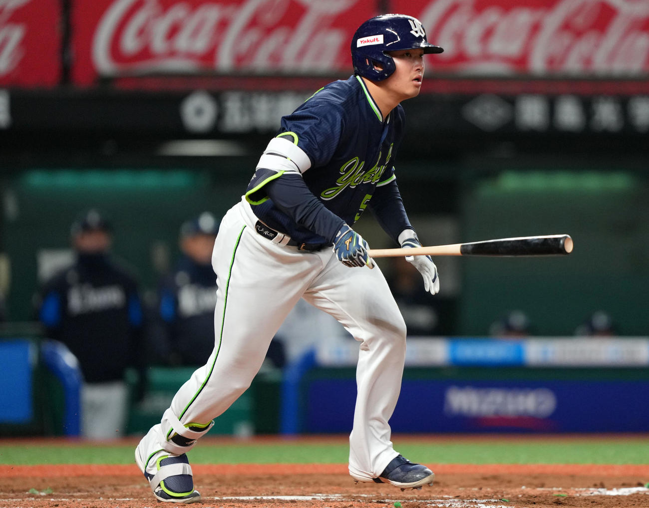 西武対ヤクルト　8回表ヤクルト1死二、三塁、右翼線へ2点適時二塁打を放つ村上（撮影・横山健太）