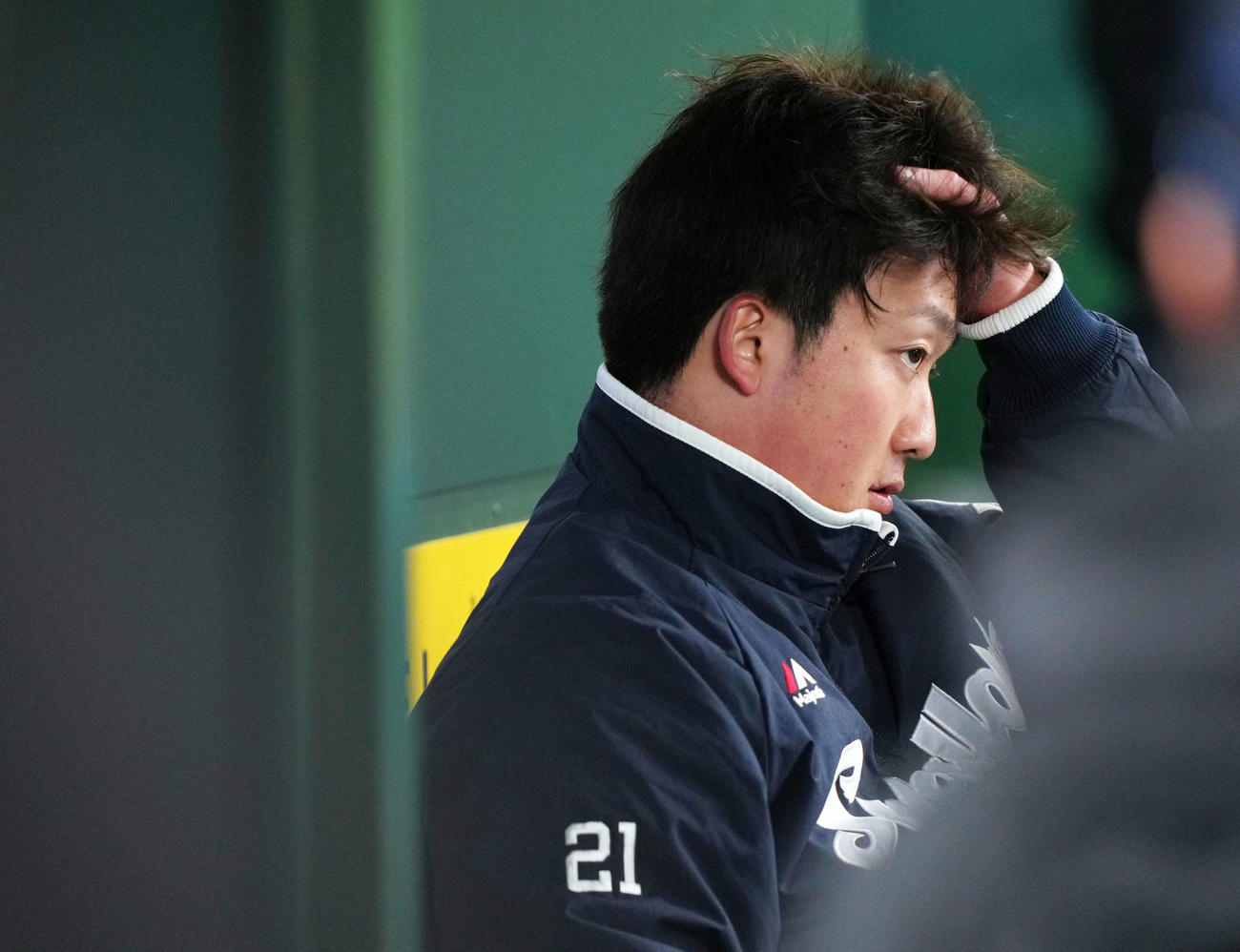 西武対ヤクルト　5回裏を無失点に抑えベンチで休むヤクルト吉村（撮影・横山健太）