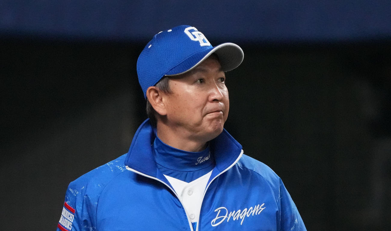 8回終了、選手交代を告げベンチへ戻る立浪監督（撮影・森本幸一）