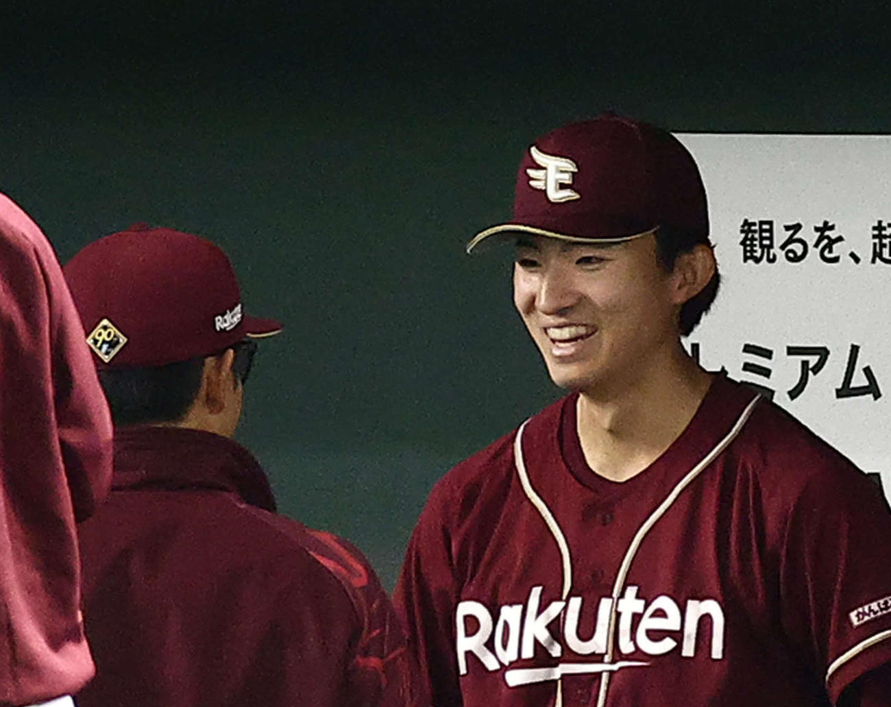 楽天ベンチで今江敏晃監督（左）と笑顔で言葉を交わす荘司康誠（2024年3月23日撮影）