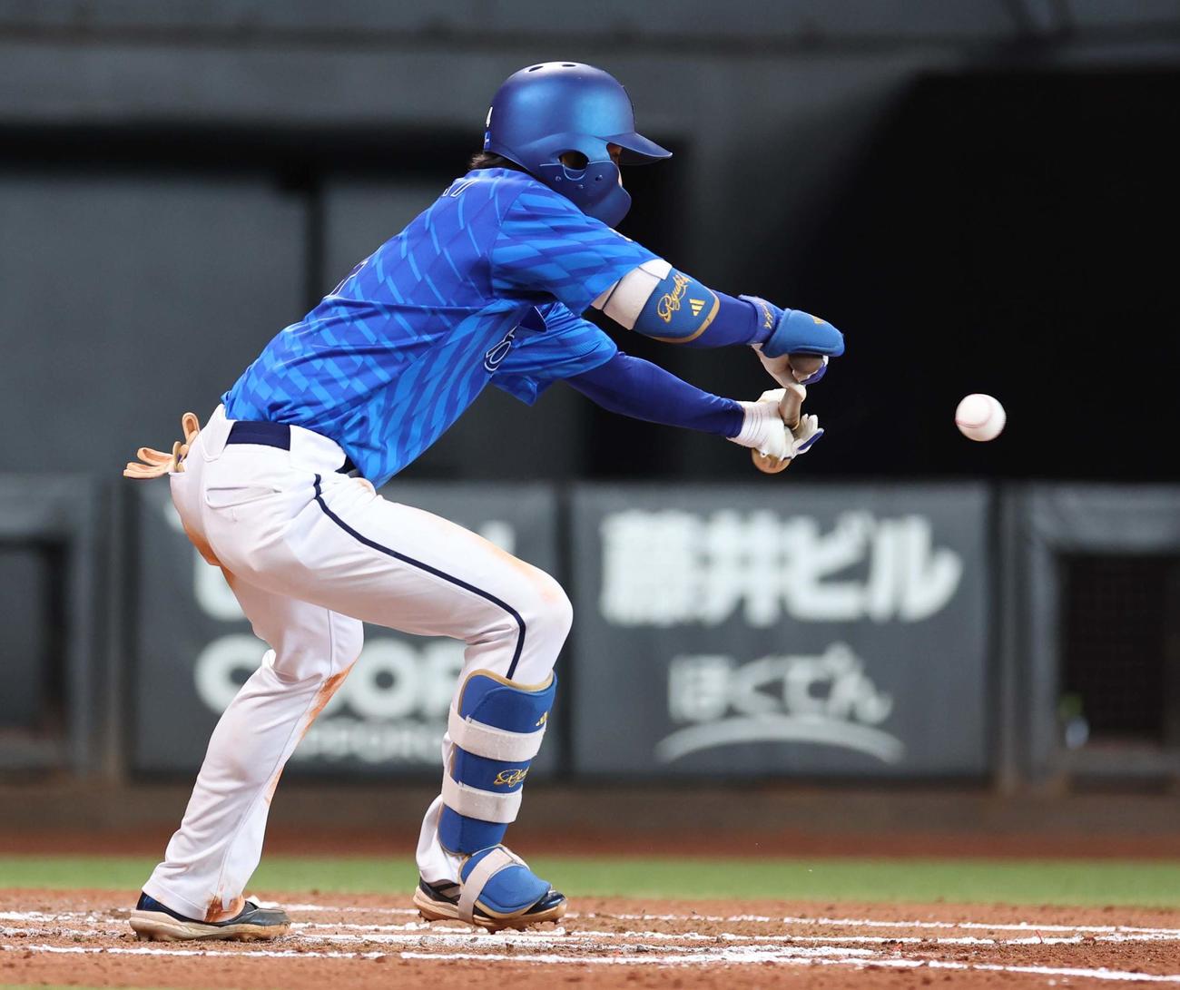 日本ハム対DeNA 6回表DeNA2死、三前にセーフティーバントを決める度会（撮影・黒川智章）