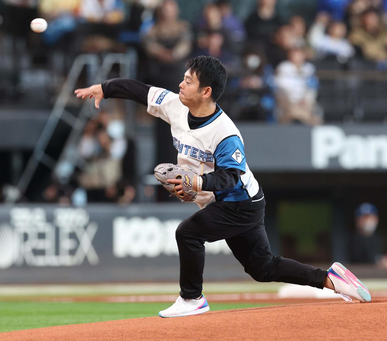 日本ハム対DeNA　ファーストピッチセレモニーで投球する植田さん（撮影・黒川智章）