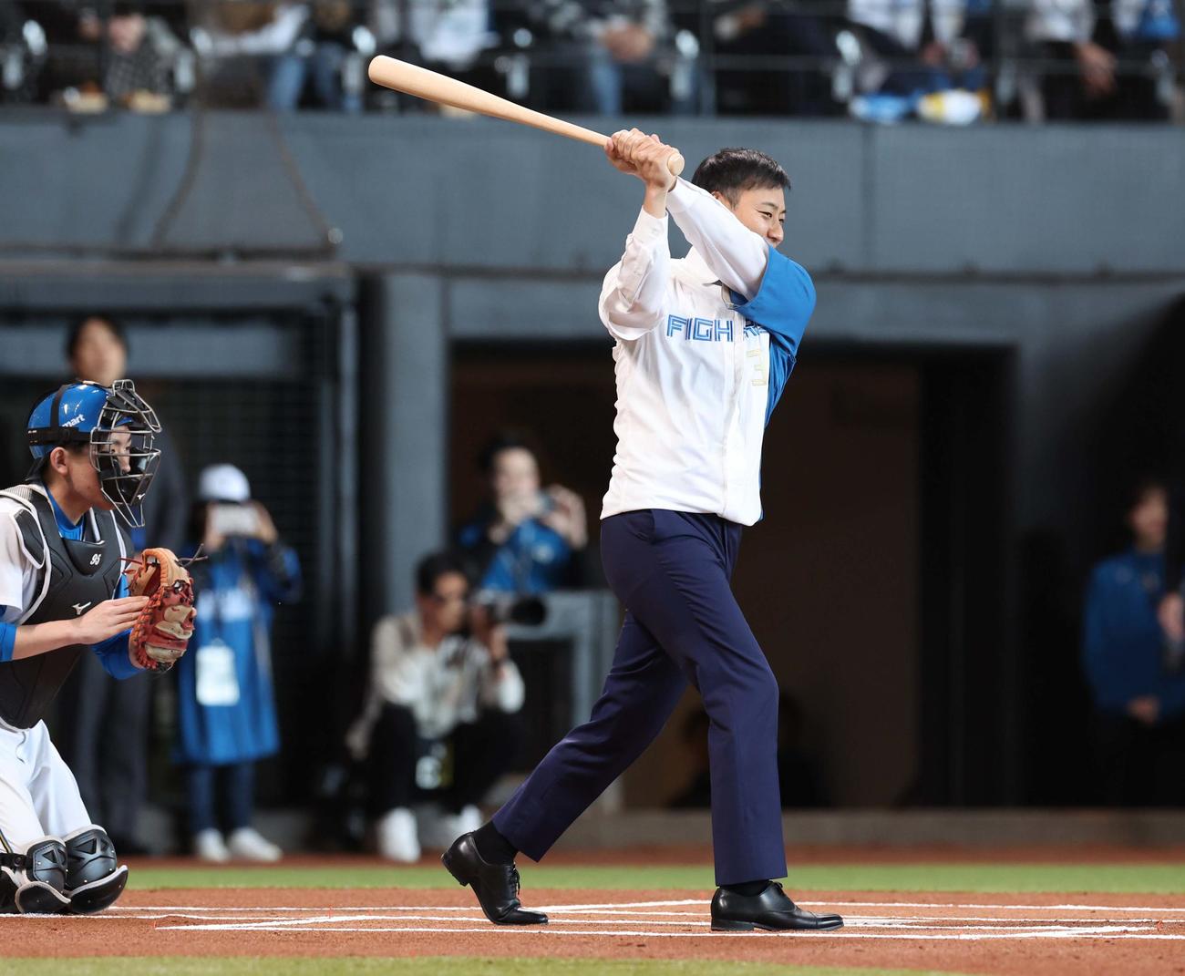 日本ハム対DeNA　ファーストピッチセレモニーで打席に立つ田中SA（撮影・黒川智章）