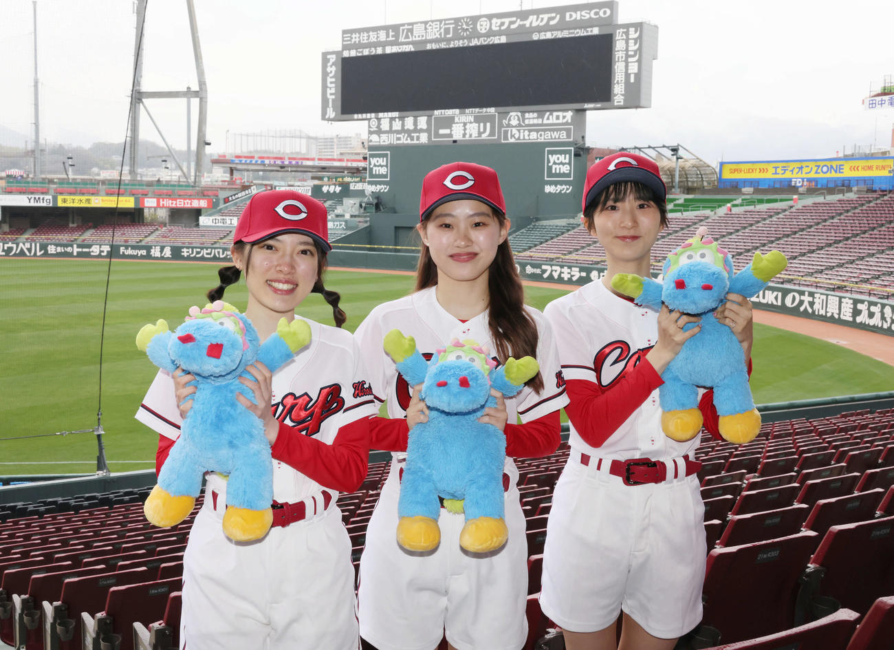 2024年度のカープホームランガールに決まった左から若山季桜さん、庄野美玲さん、瀬戸愛永さん（撮影・加藤孝規）