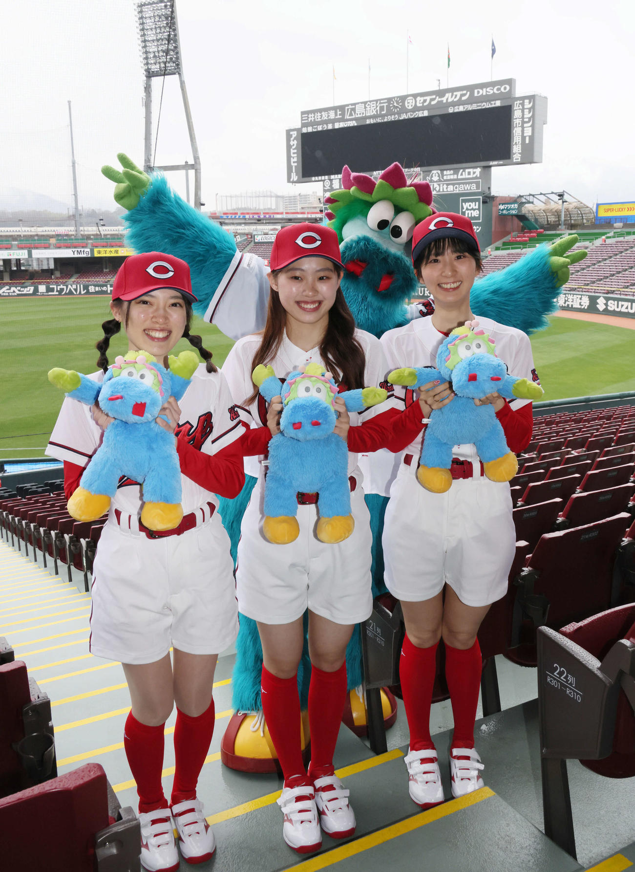 2024年度のカープホームランガールに決まった左から若山季桜さん、庄野美玲さん、瀬戸愛永さん（撮影・加藤孝規）