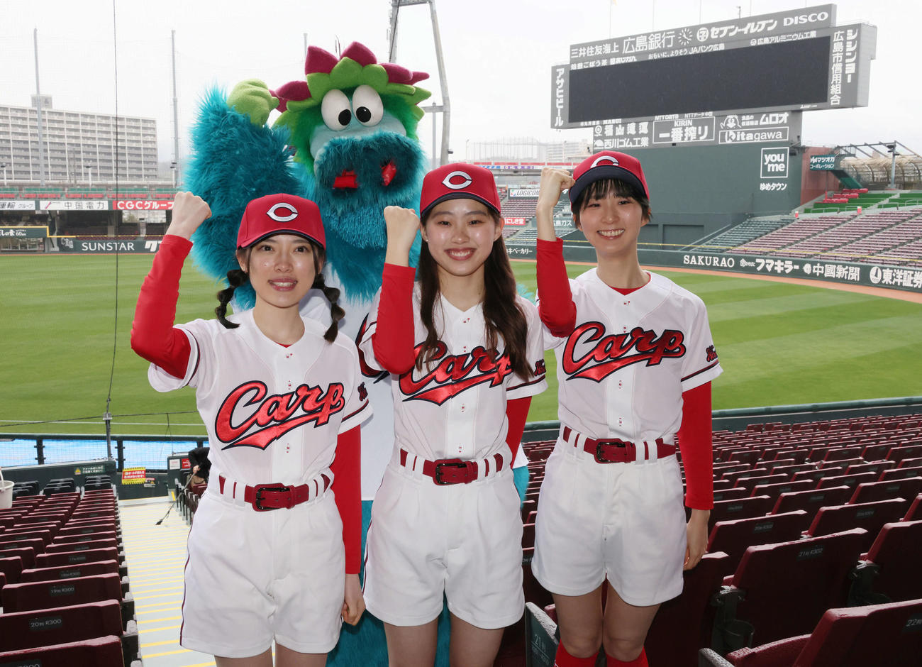 2024年度のカープホームランガールに決まった左から若山季桜さん、庄野美玲さん、瀬戸愛永さん（撮影・加藤孝規）