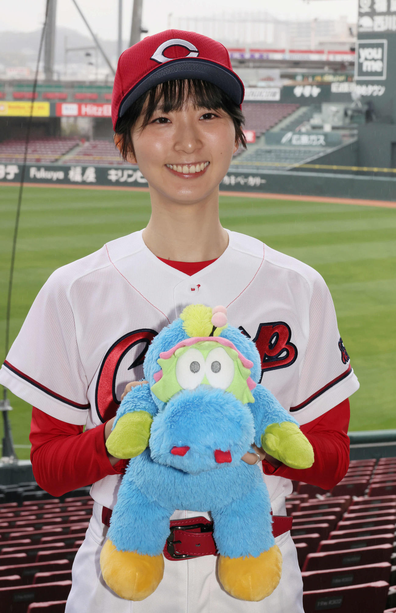 2024年度のカープホームランガールに決まった瀬戸愛永さん（撮影・加藤孝規）
