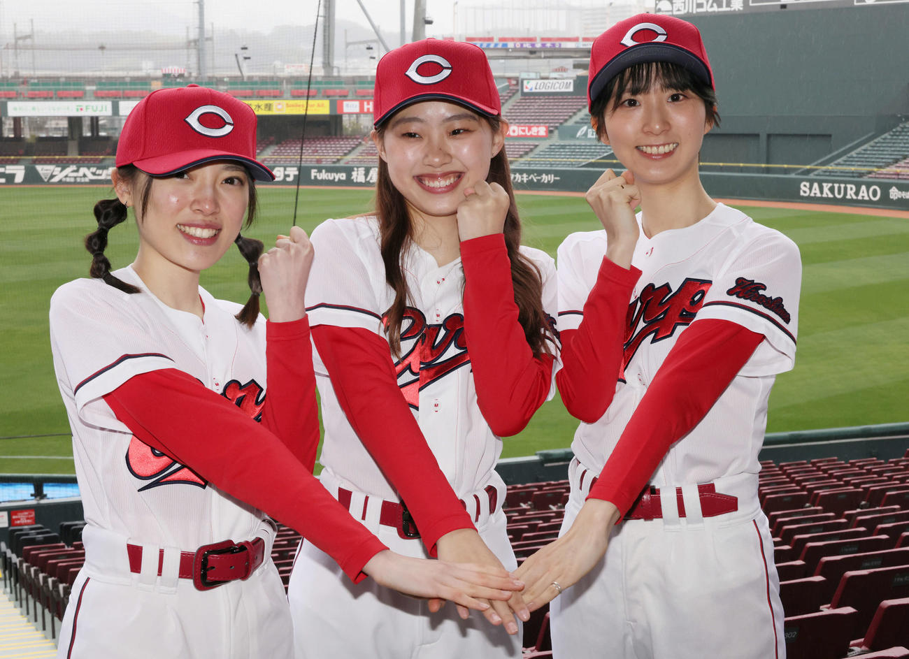 2024年度のカープホームランガールに決まった左から若山季桜さん、庄野美玲さん、瀬戸愛永さん（撮影・加藤孝規）
