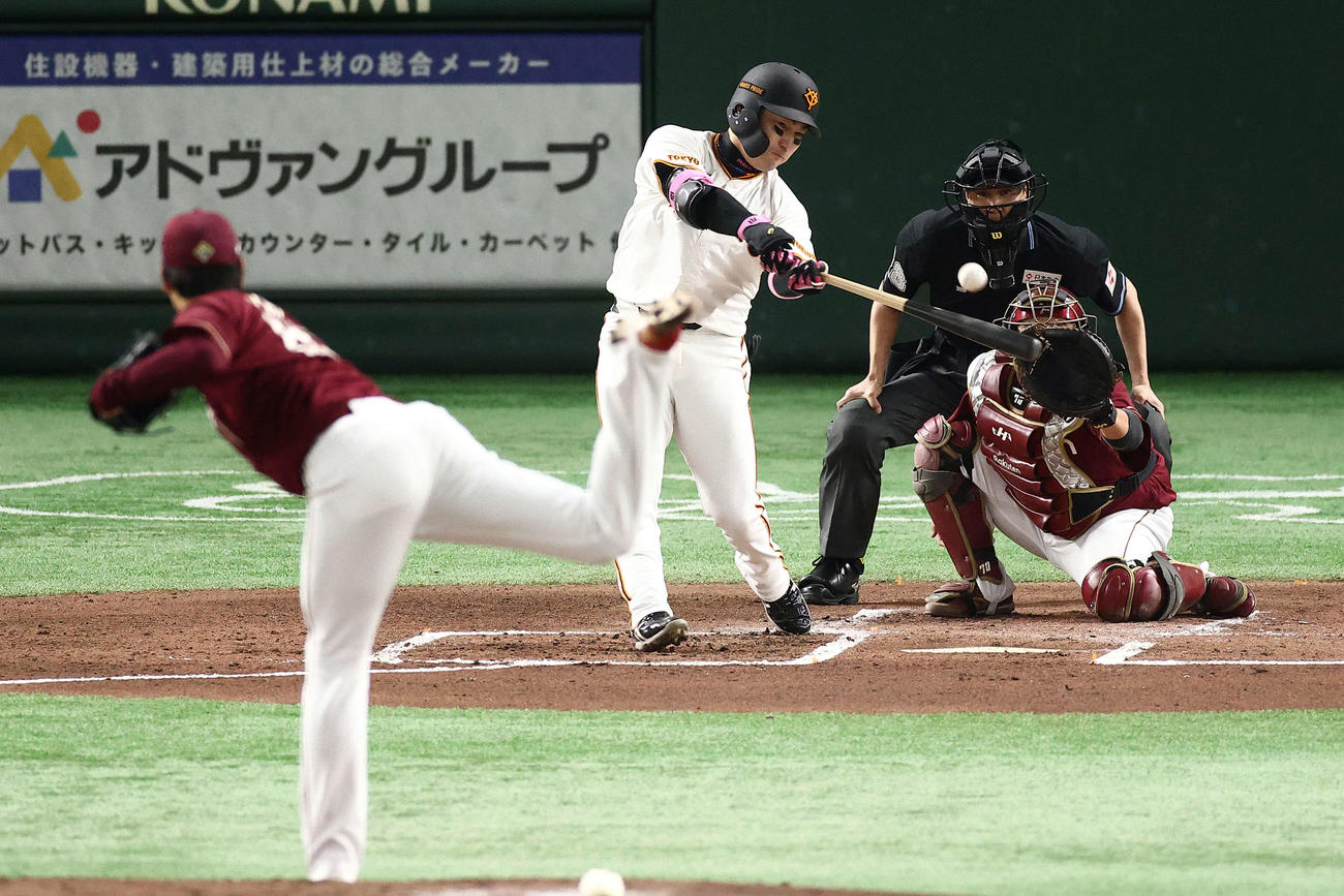 巨人対楽天　1回裏巨人1死二塁、右中間逆転2点本塁打を放つ丸。投手内（撮影・河田真司）