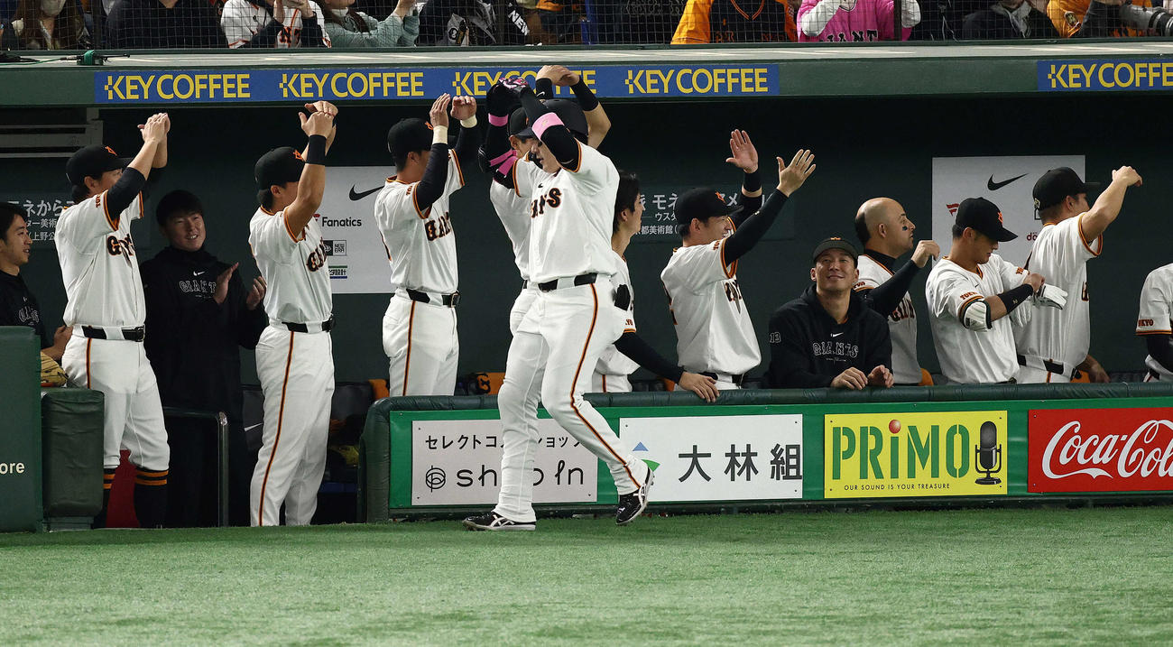 巨人対楽天　1回裏巨人1死二塁、右中間逆転2点本塁打で生還する丸（中央）を迎えるチームメート（撮影・河田真司）