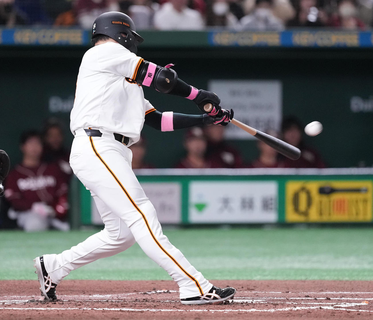 巨人対楽天　1回裏巨人1死二塁、右中間に2点本塁打を放つ丸（撮影・鈴木みどり）