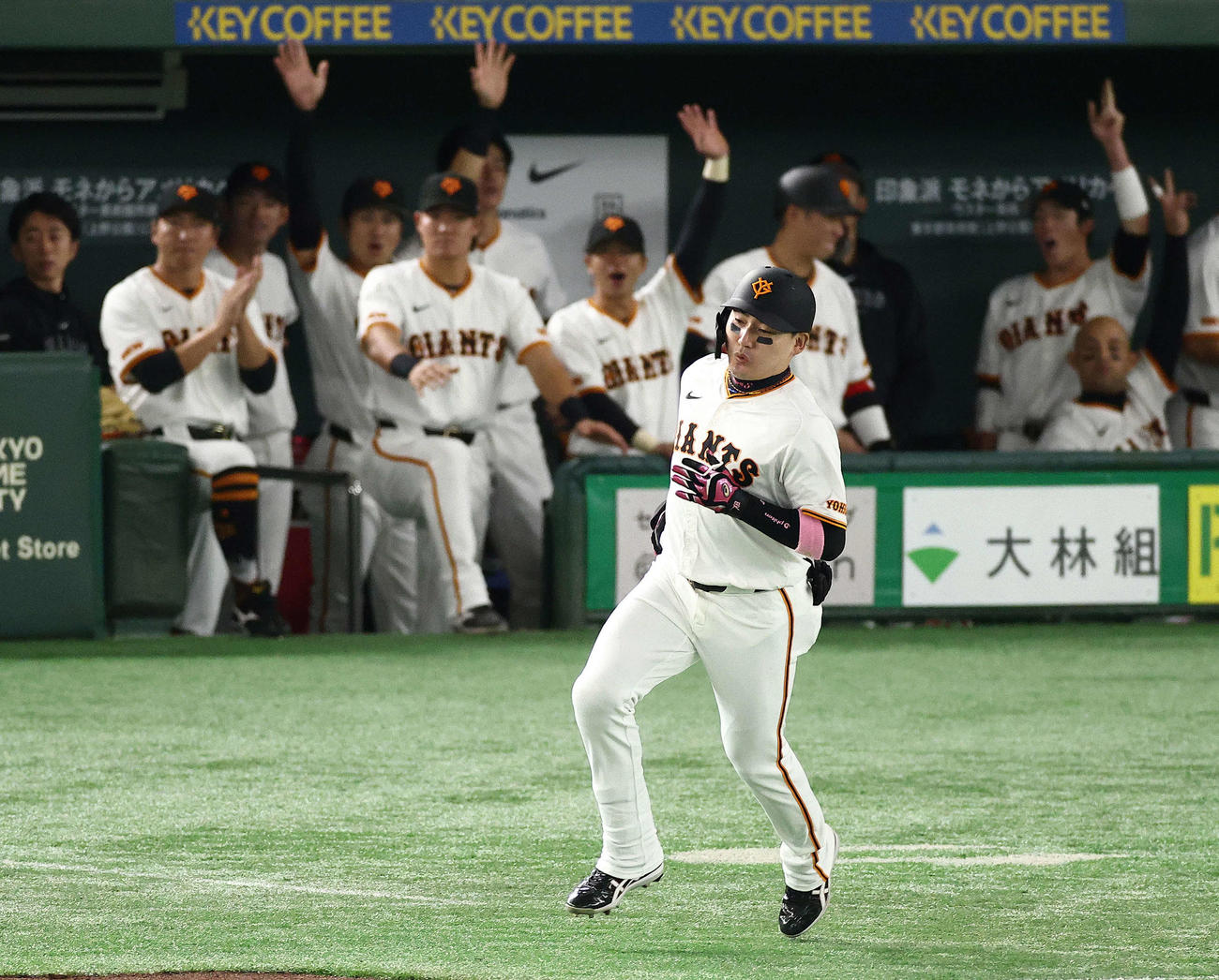 巨人対楽天　1回裏巨人1死二塁、右中間逆転2点本塁打を放ち、ダイヤモンドを回る丸（撮影・河田真司）