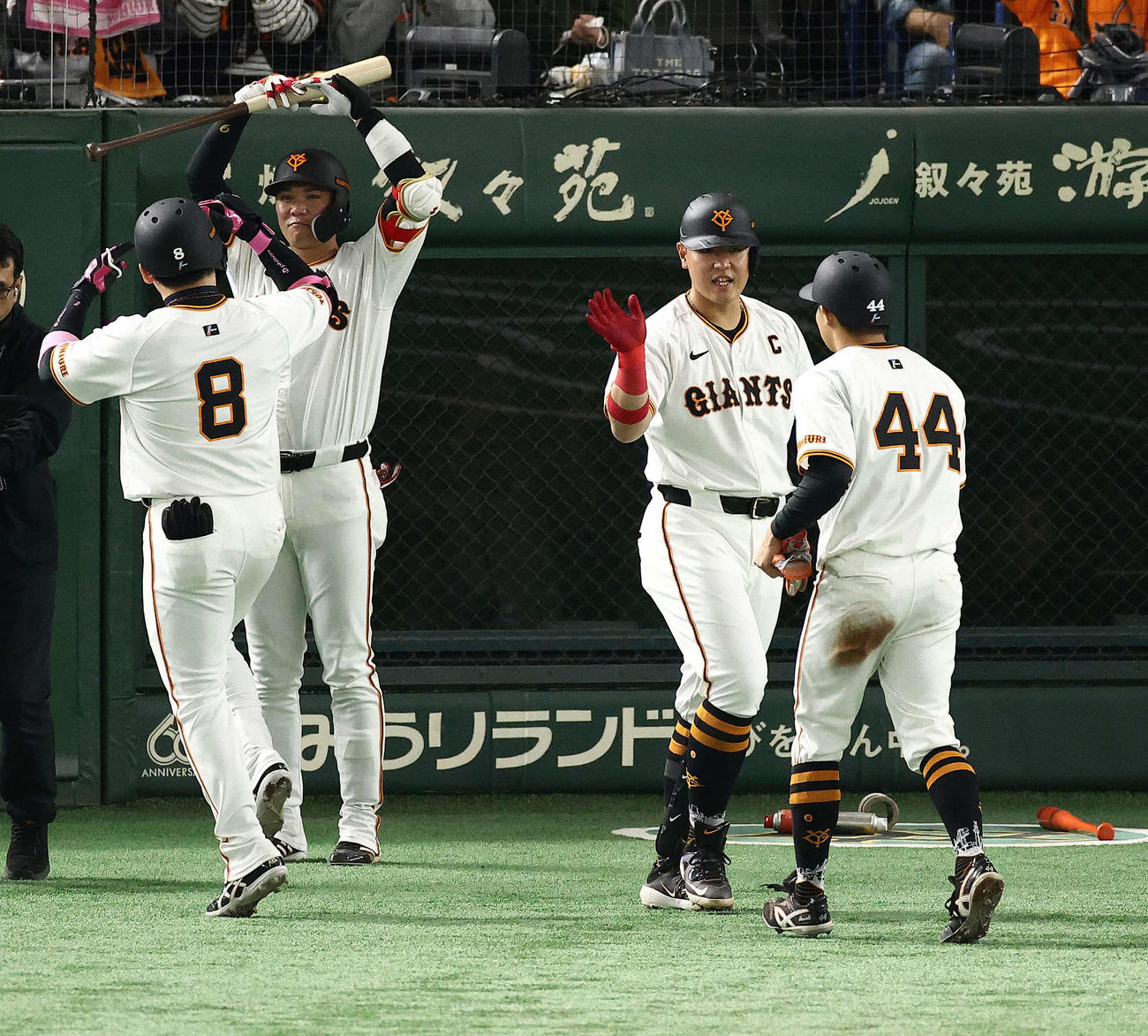 巨人対楽天　1回裏巨人1死二塁、右中間逆転2点本塁打で生還した丸（左）と佐々木（右）は、坂本（左から2人目）岡本和に迎えられる（撮影・河田真司）