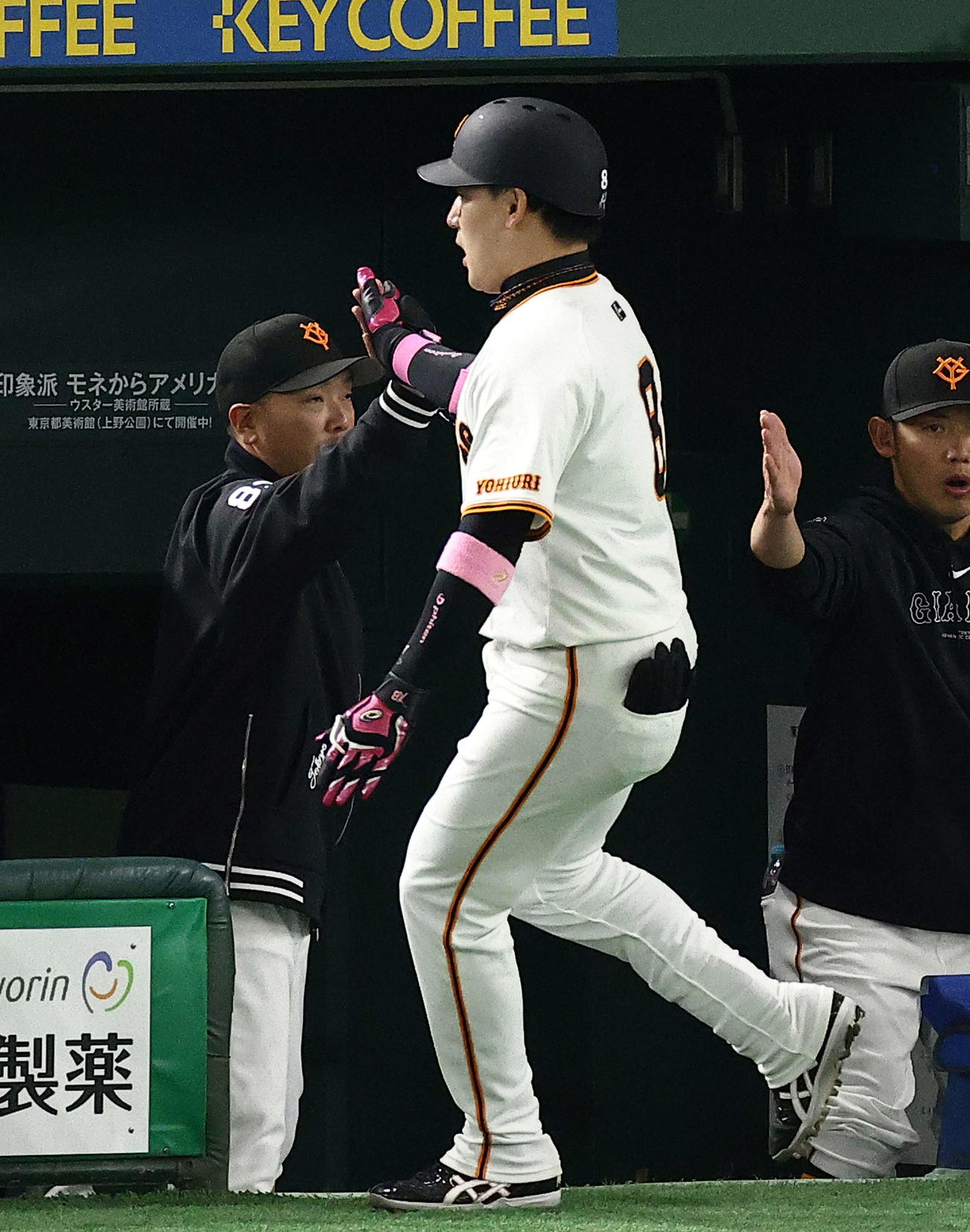 巨人対楽天　1回裏巨人1死二塁、右中間逆転2点本塁打で生還する丸（右）を迎える阿部監督（撮影・河田真司）