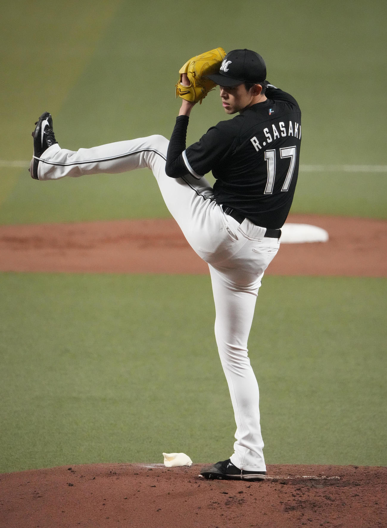 中日対ロッテ　1回裏、登板するロッテ先発の佐々木（撮影・森本幸一）