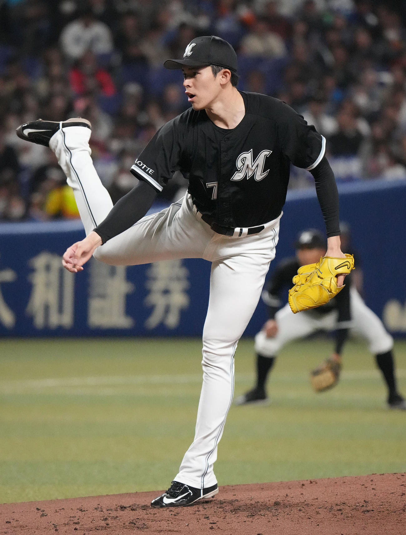 中日対ロッテ　2回裏、力投するロッテ先発の佐々木（撮影・森本幸一）