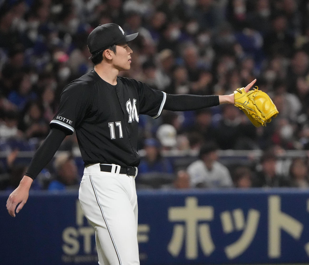 中日対ロッテ　2回終了、野手に合図を送りベンチへ戻る佐々木（撮影・森本幸一）