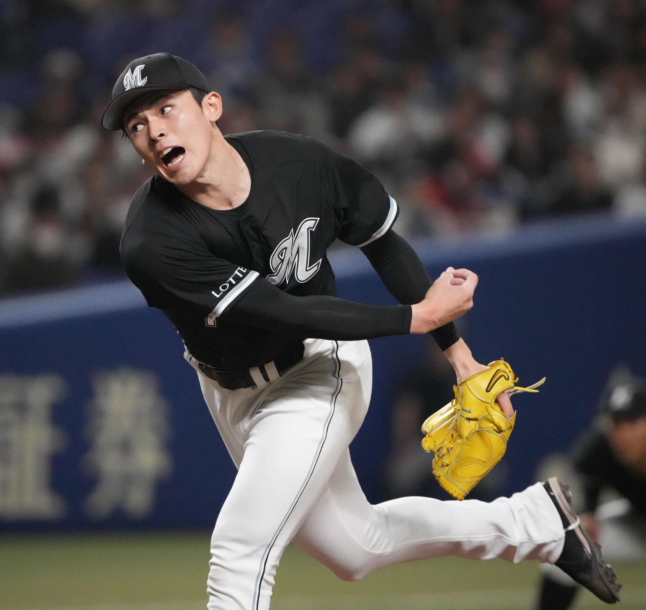 中日対ロッテ　3回裏、力投するロッテ先発の佐々木（撮影・森本幸一）