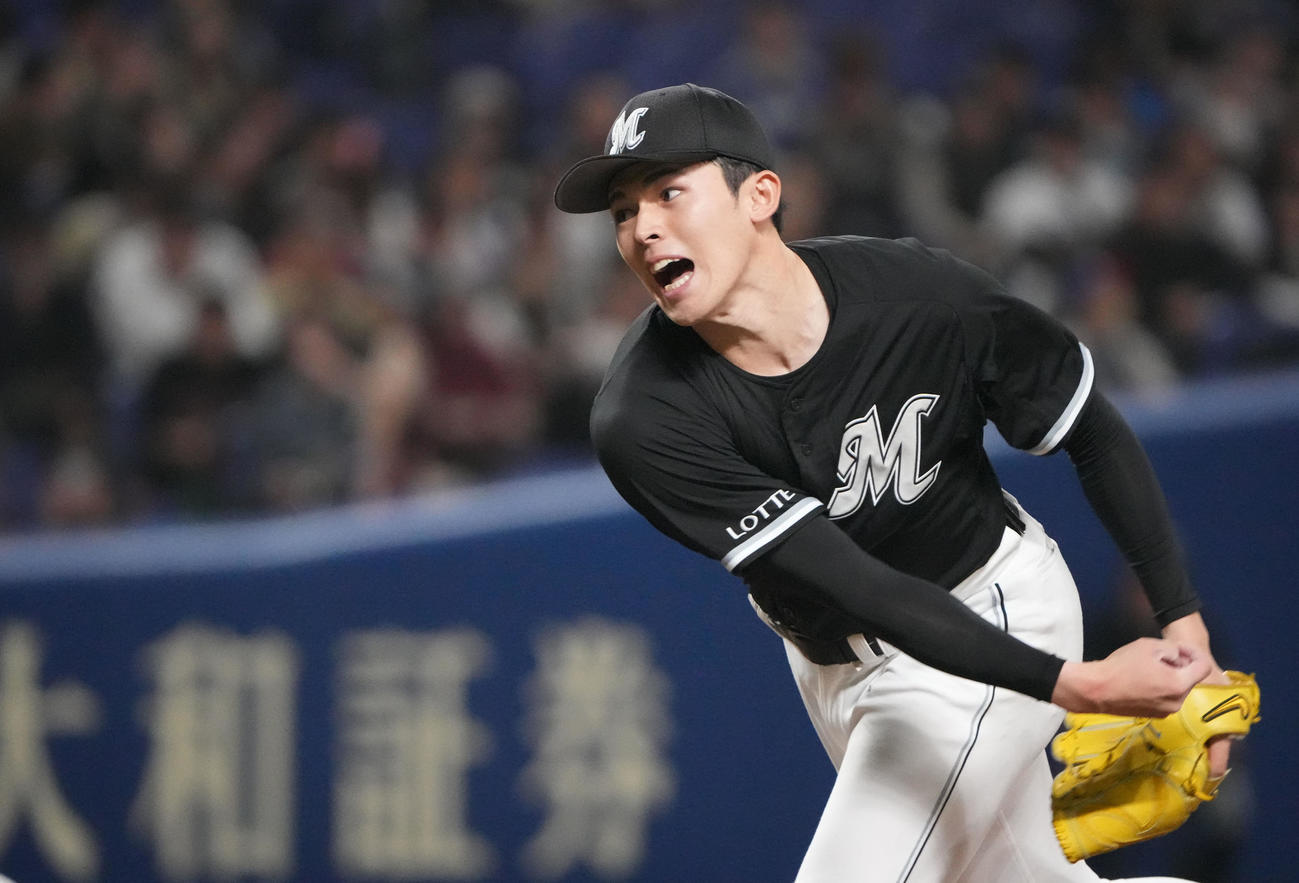 中日対ロッテ　3回裏、力投するロッテ先発の佐々木（撮影・森本幸一）