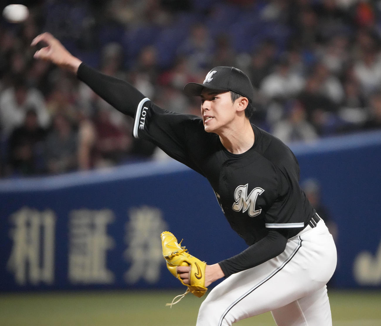 中日対ロッテ　3回裏、力投するロッテ先発の佐々木（撮影・森本幸一）