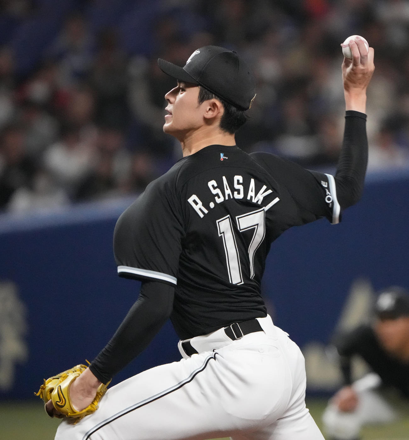 中日対ロッテ　3回裏、力投するロッテ先発の佐々木（撮影・森本幸一）