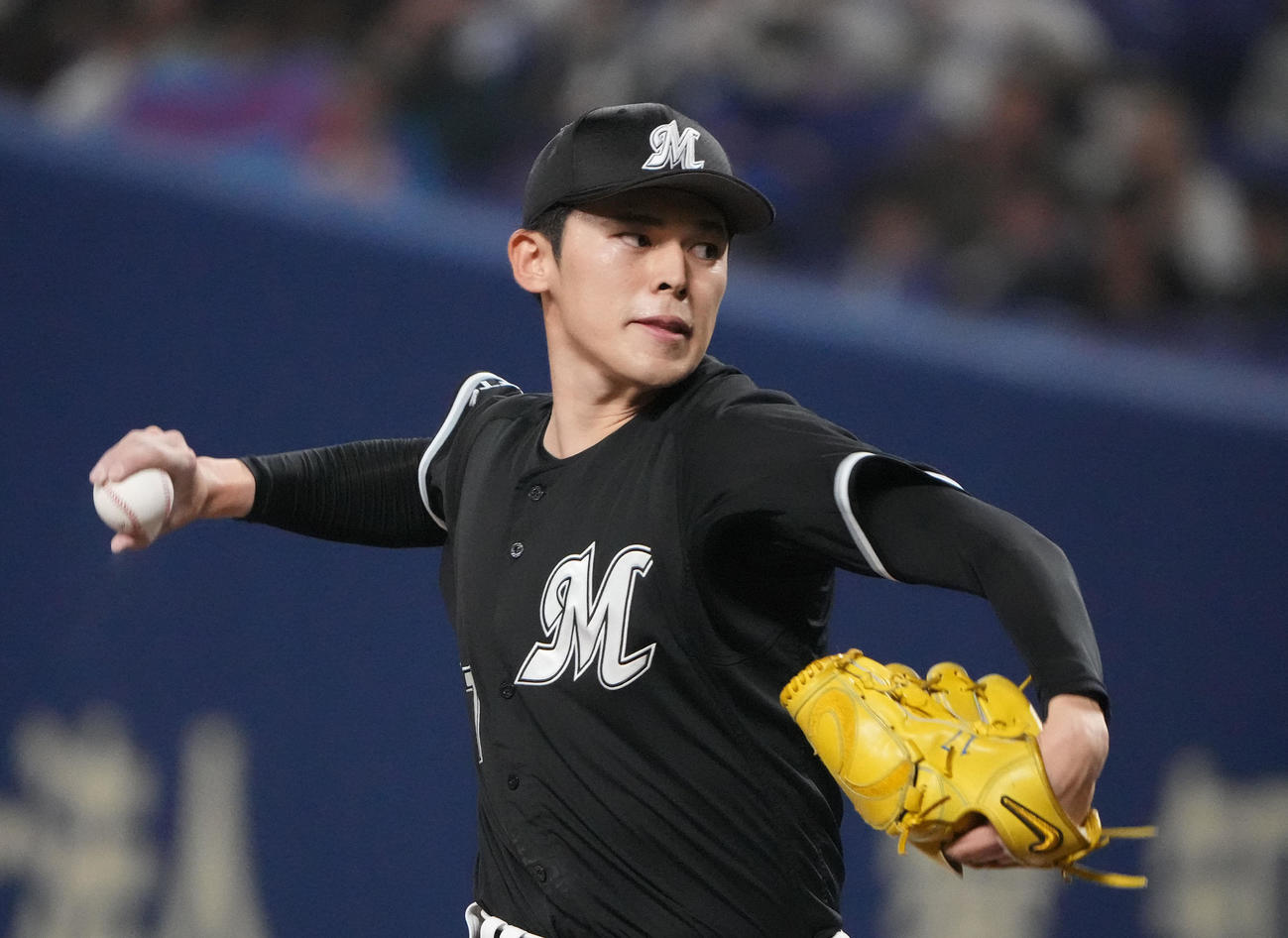 中日対ロッテ　4回裏、力投するロッテ先発の佐々木（撮影・森本幸一）