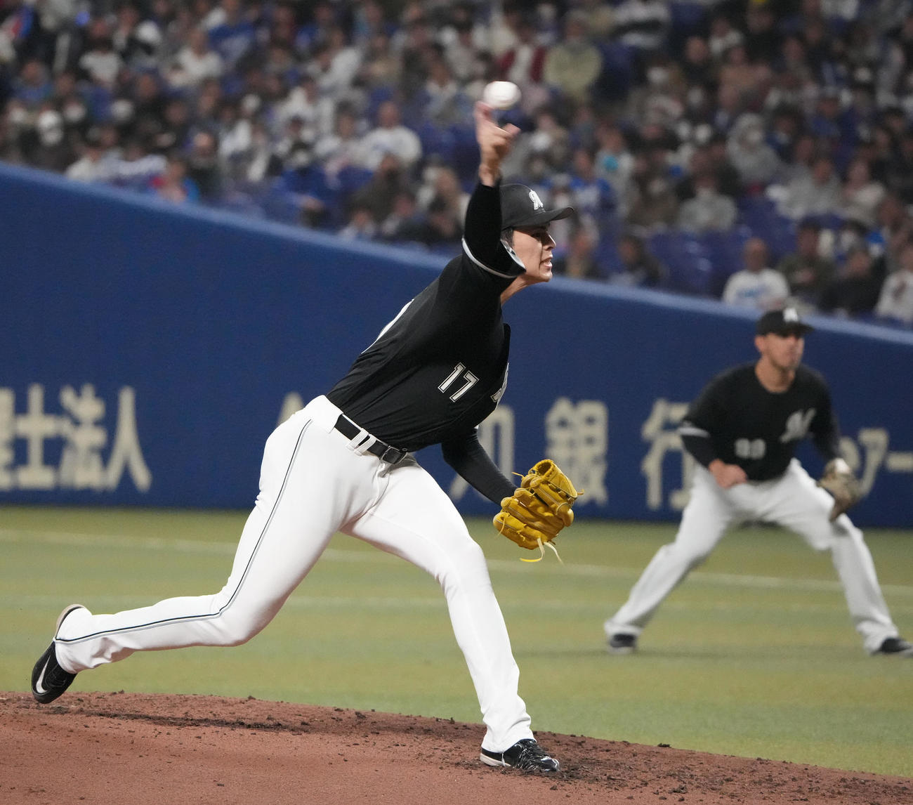 中日対ロッテ　4回裏、力投するロッテ先発の佐々木（撮影・森本幸一）