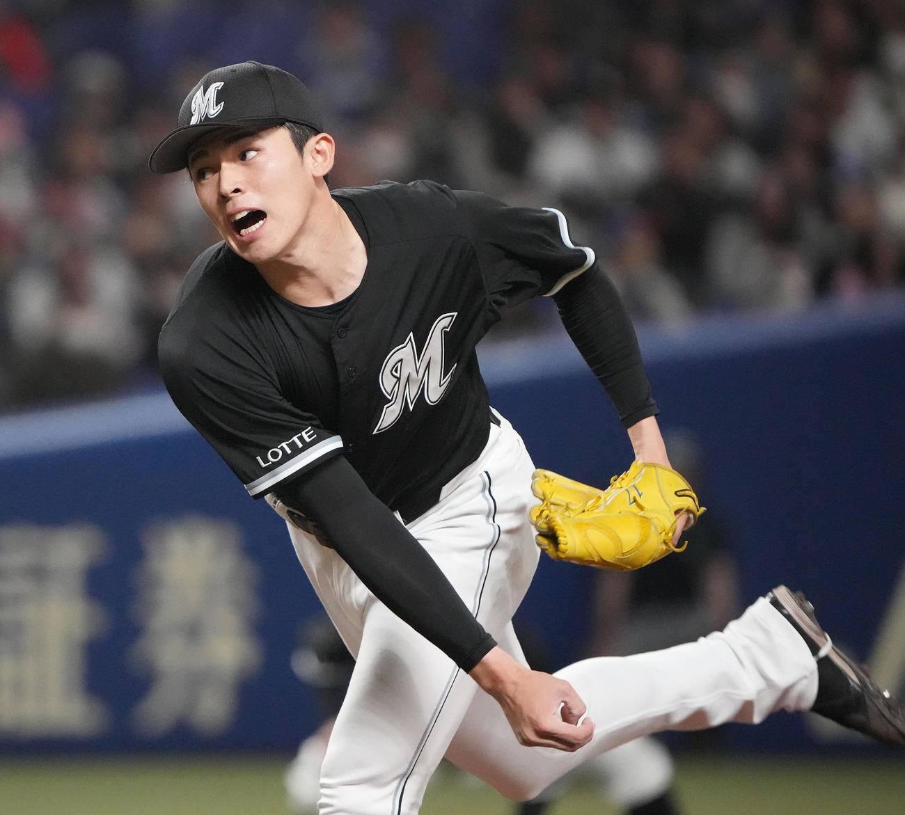 中日対ロッテ　2回裏、力投するロッテ先発の佐々木（撮影・森本幸一）