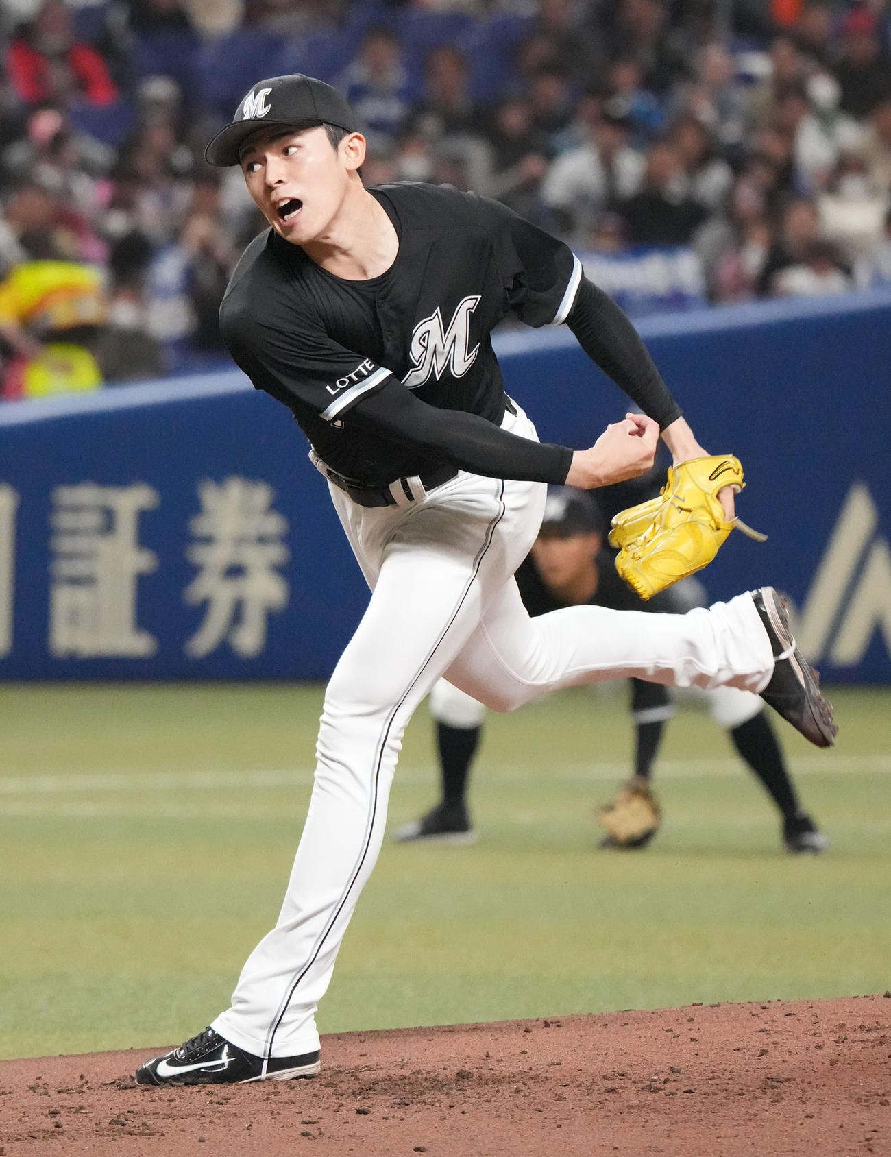 中日対ロッテ　2回裏、力投するロッテ先発の佐々木（撮影・森本幸一）