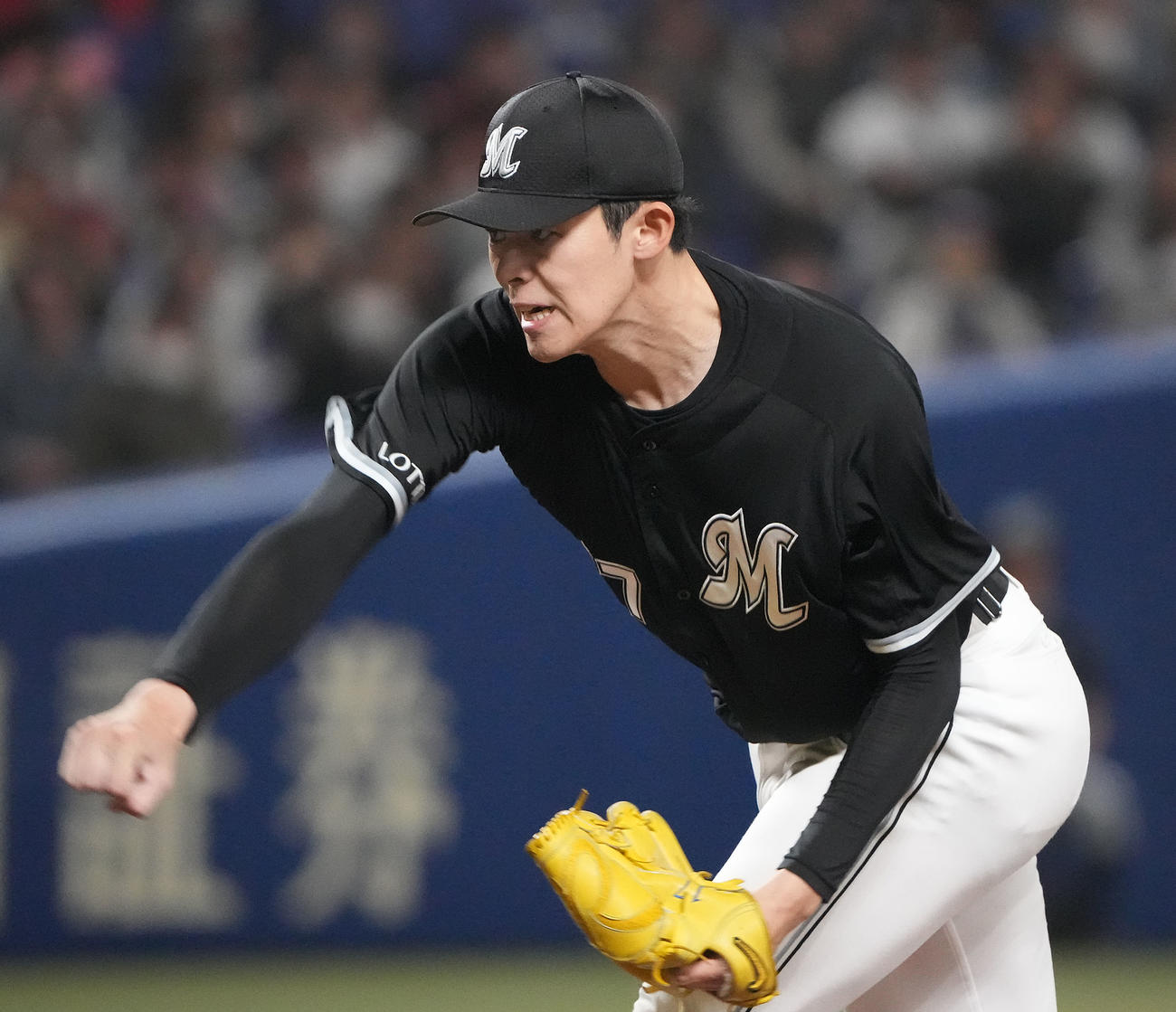 中日対ロッテ　2回裏、力投するロッテ先発の佐々木（撮影・森本幸一）