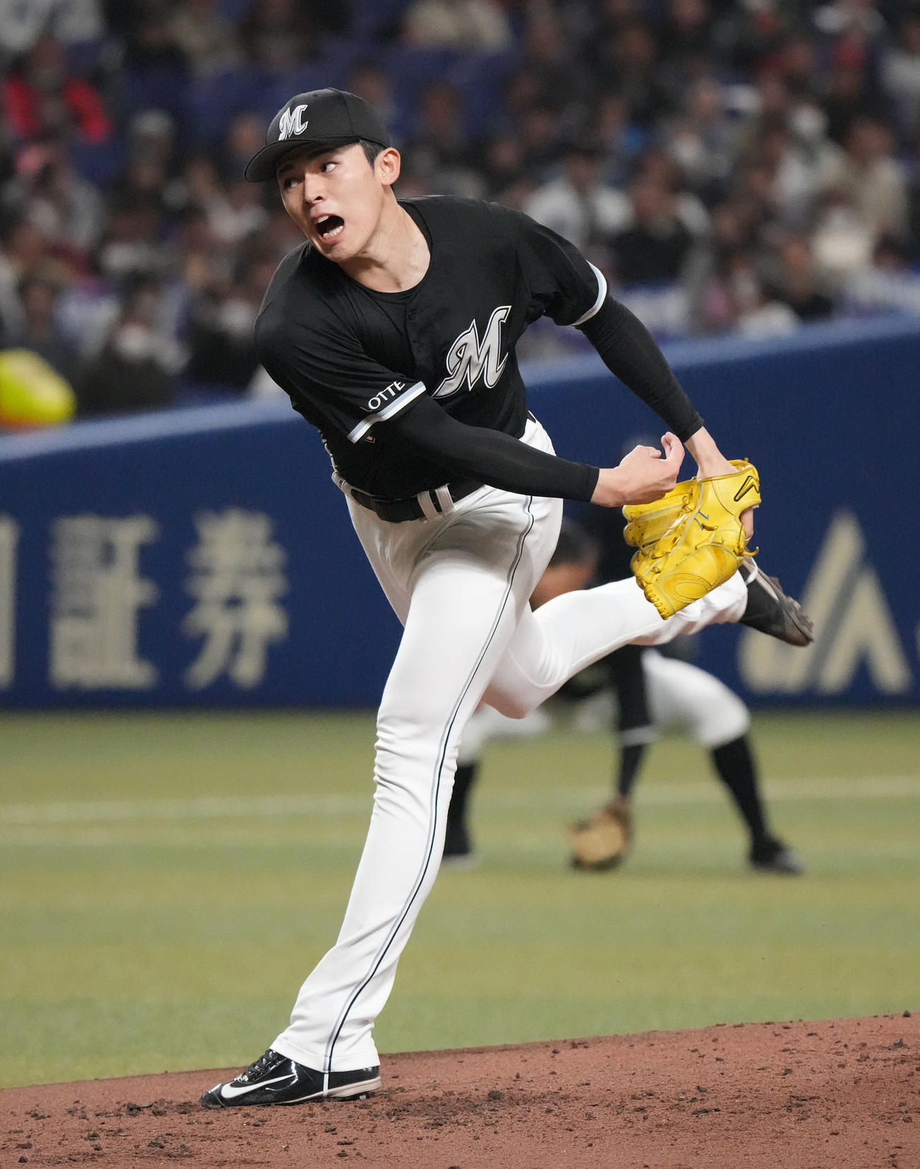 中日対ロッテ　2回裏、力投するロッテ先発の佐々木（撮影・森本幸一）