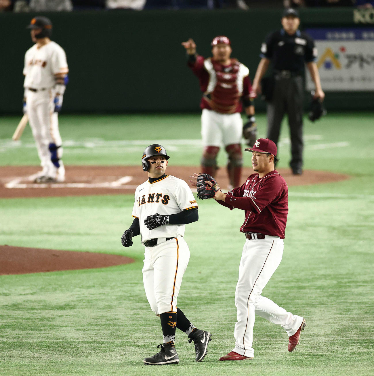 巨人対楽天　2回裏巨人無死一、二塁、二走オドーアは帰塁できずタッチアウトとなる（撮影・河田真司）