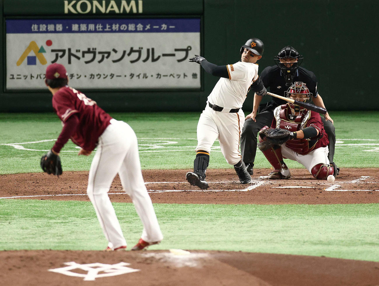 巨人対楽天　2回裏巨人無死、投前内野安打を放つオドーア。投手内（撮影・河田真司）