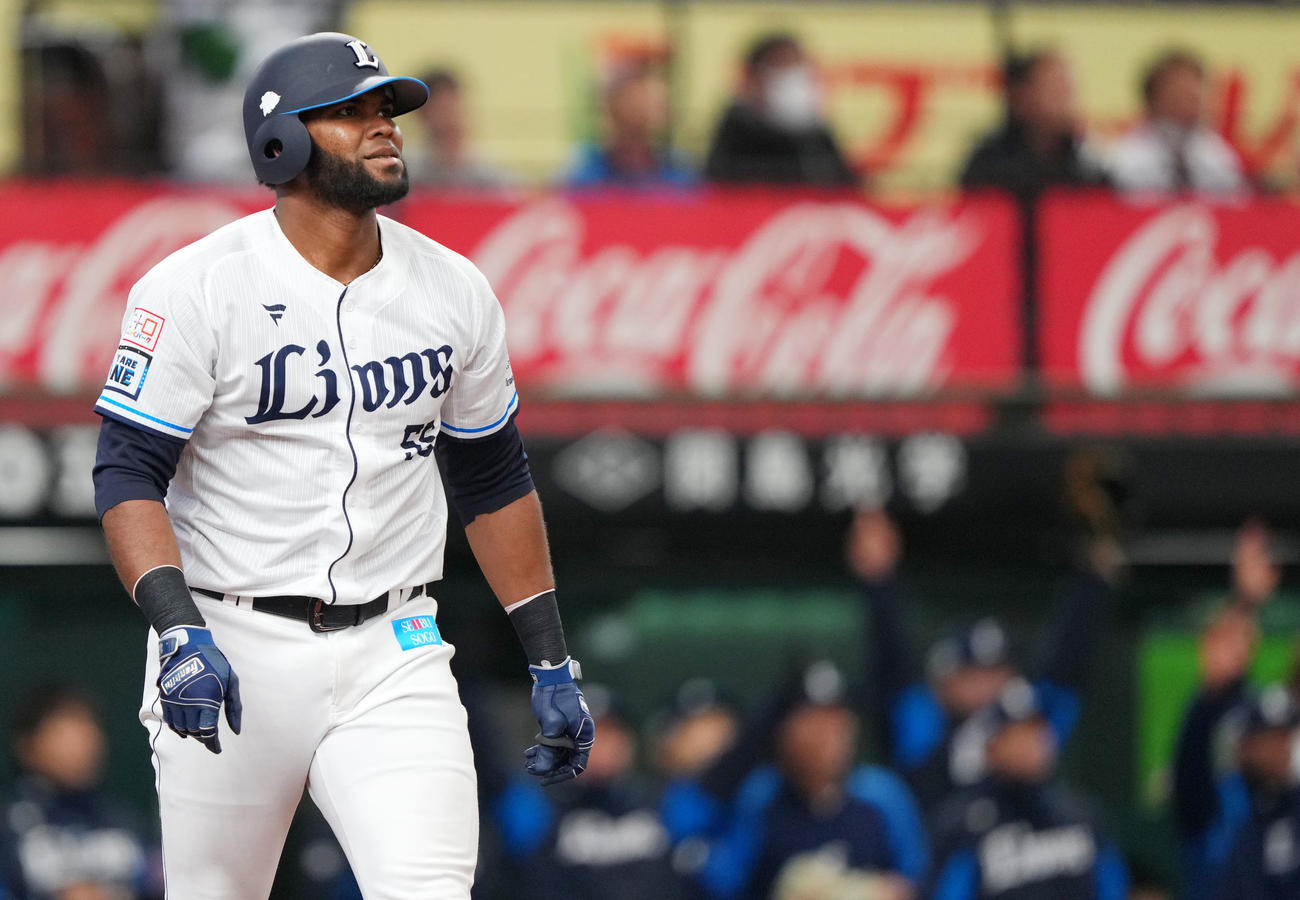 西武対ヤクルト　2回裏西武1死二塁、右越え2点本塁打を放ち笑顔をみせるコルデロ（撮影・横山健太）