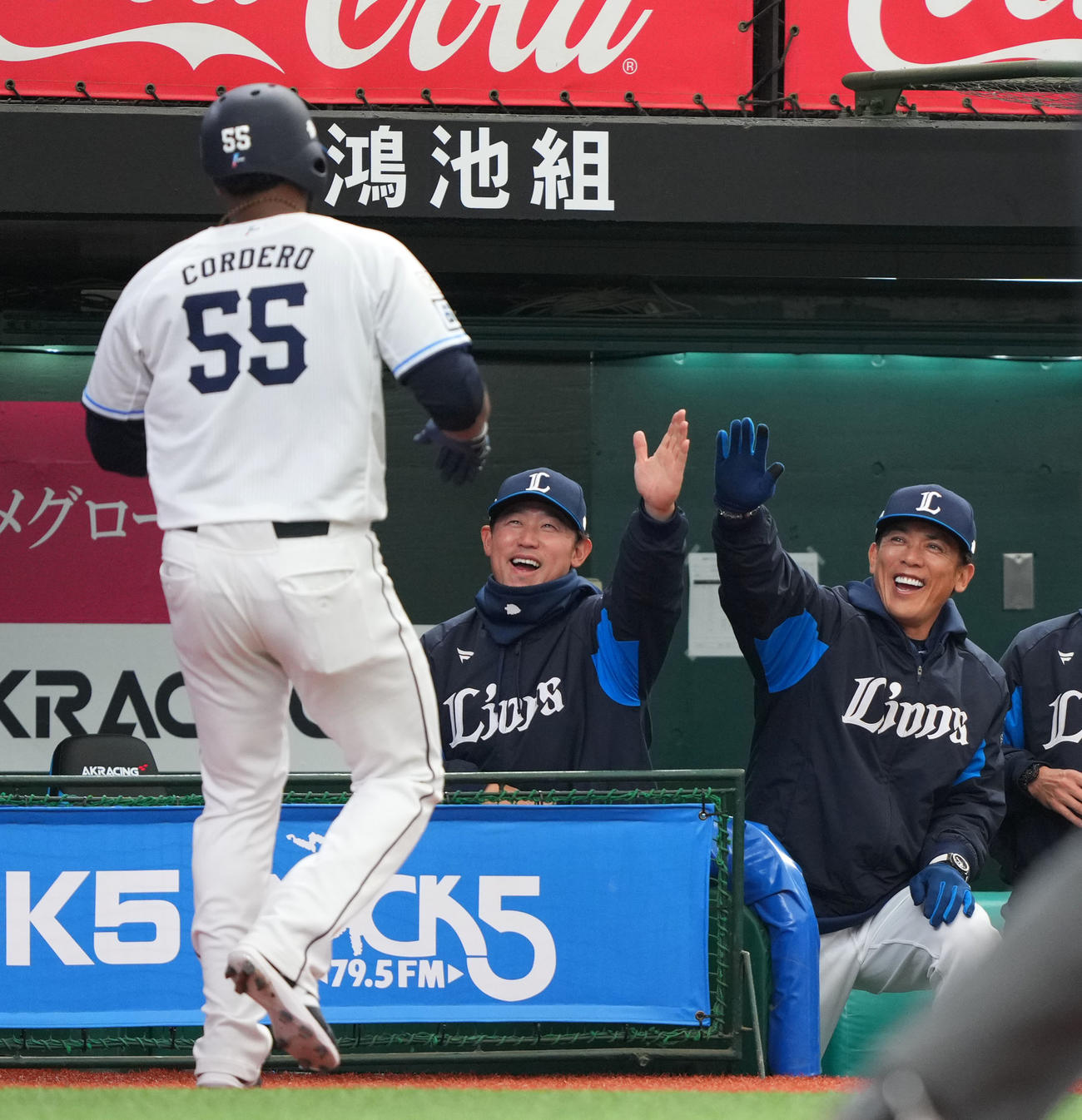 西武対ヤクルト　2回裏西武1死二塁、右越え2点本塁打を放ったコルデロを笑顔で迎える松井監督（右）（撮影・横山健太）