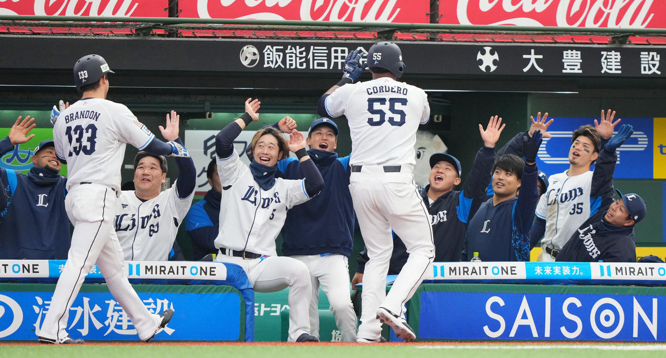 西武対ヤクルト　2回裏西武1死二塁、右越え2点本塁打を放ったコルデロを笑顔で迎える西武ナイン（撮影・横山健太）
