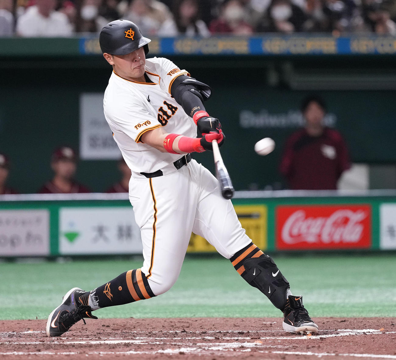 巨人対楽天　4回裏巨人無死、中越えソロ本塁打を放つ岡本和（撮影・鈴木みどり）