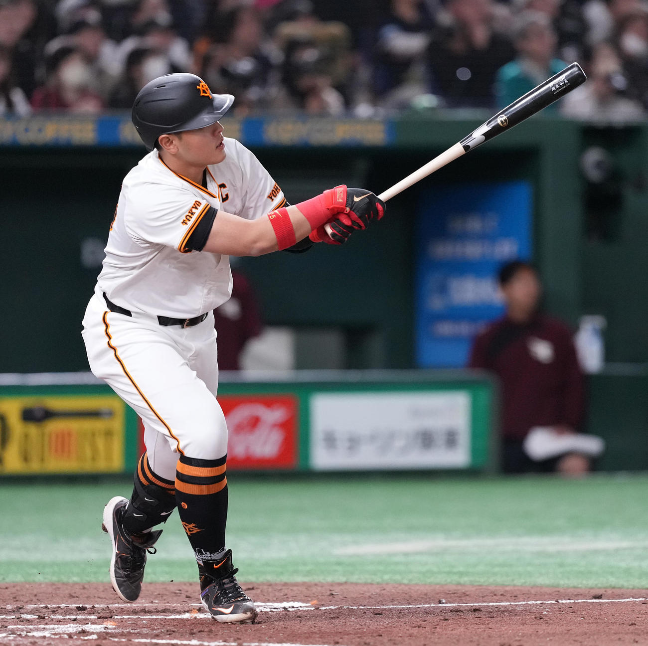 巨人対楽天　4回裏巨人無死、中越えソロ本塁打を放つ岡本和（撮影・鈴木みどり）