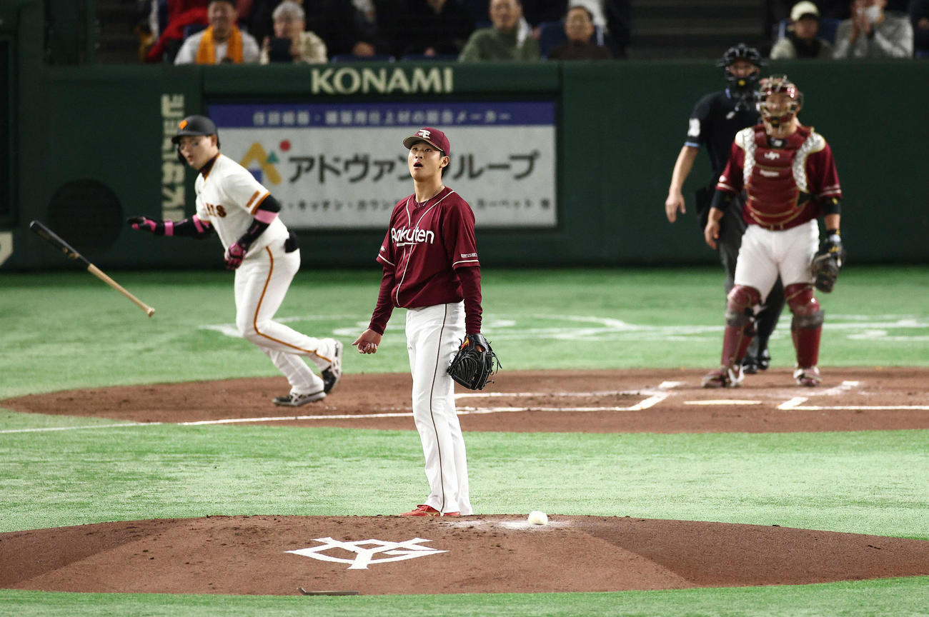 巨人対楽天　1回裏巨人1死二塁、丸に右中間逆転2点本塁打を浴びる内（撮影・河田真司）