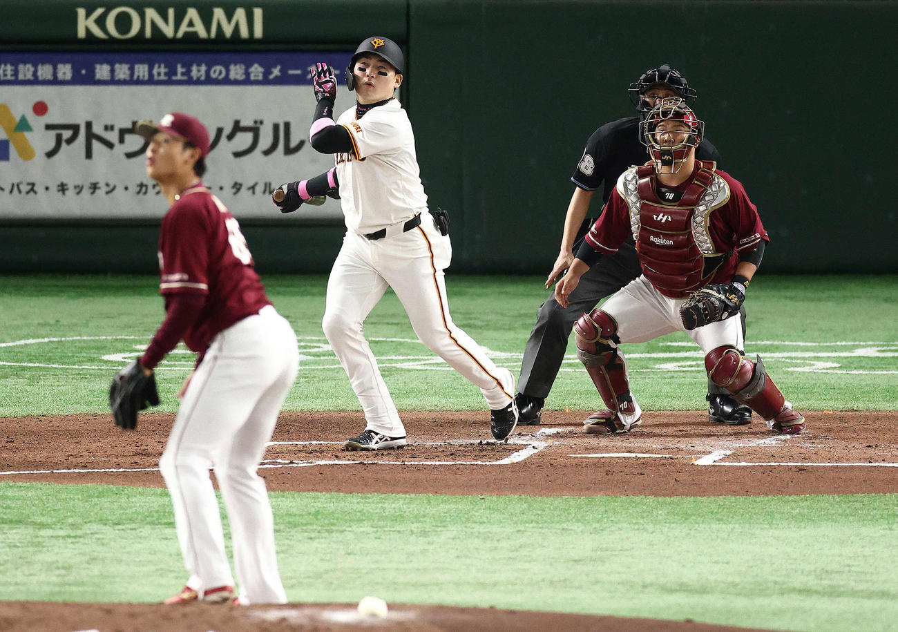 巨人対楽天　1回裏巨人1死二塁、右中間逆転2点本塁打を放つ丸。投手内（撮影・河田真司）