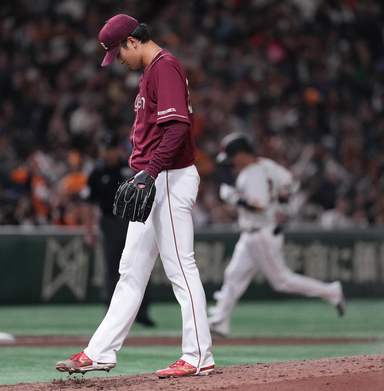 巨人対楽天　4回裏巨人1死一塁、吉川に右越え2点本塁打を浴びる内（撮影・鈴木みどり）