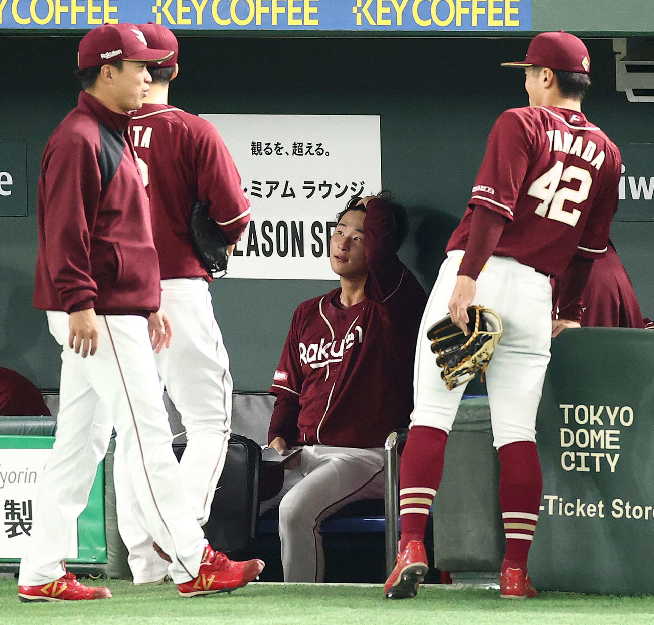 巨人対楽天　4回裏を終え、ベンチで浮かない表情を見せる内（中央）（撮影・河田真司）