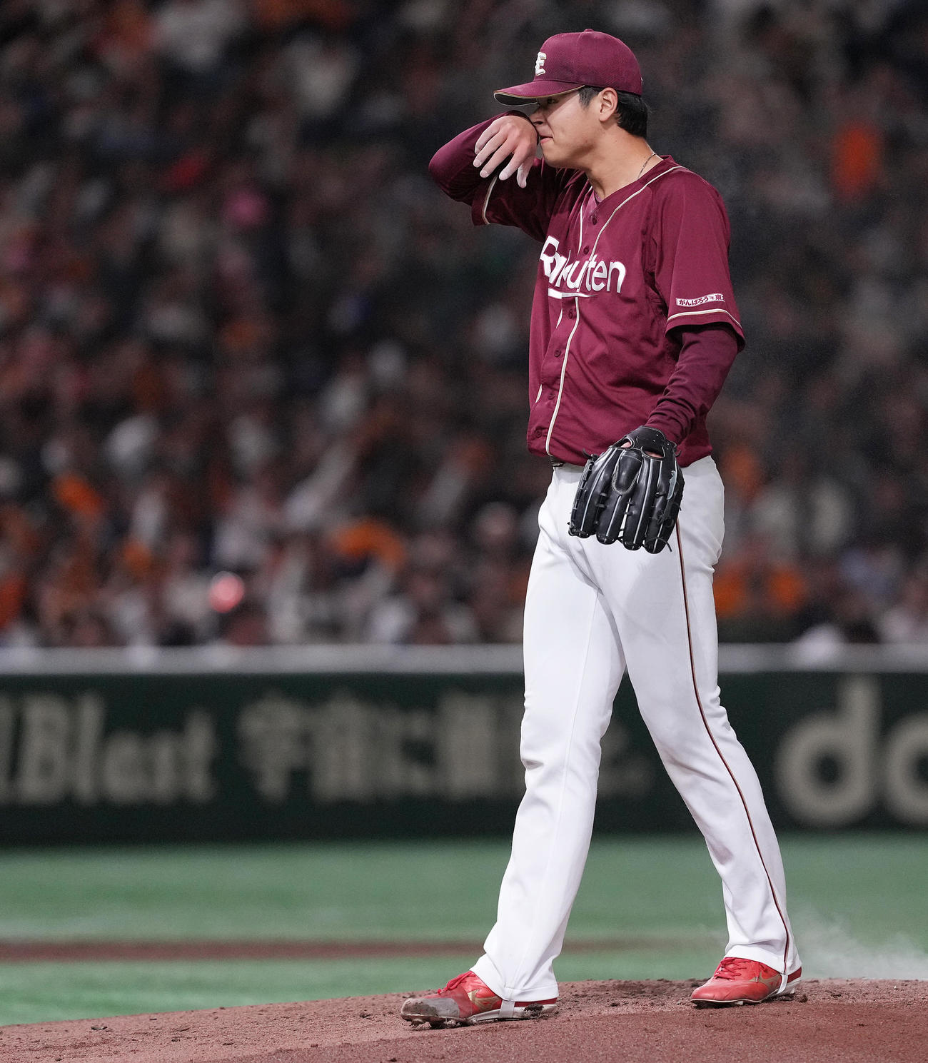 巨人対楽天　1回裏巨人1死二塁、丸に右中間への2点本塁打を浴び、汗をぬぐう内（撮影・鈴木みどり）