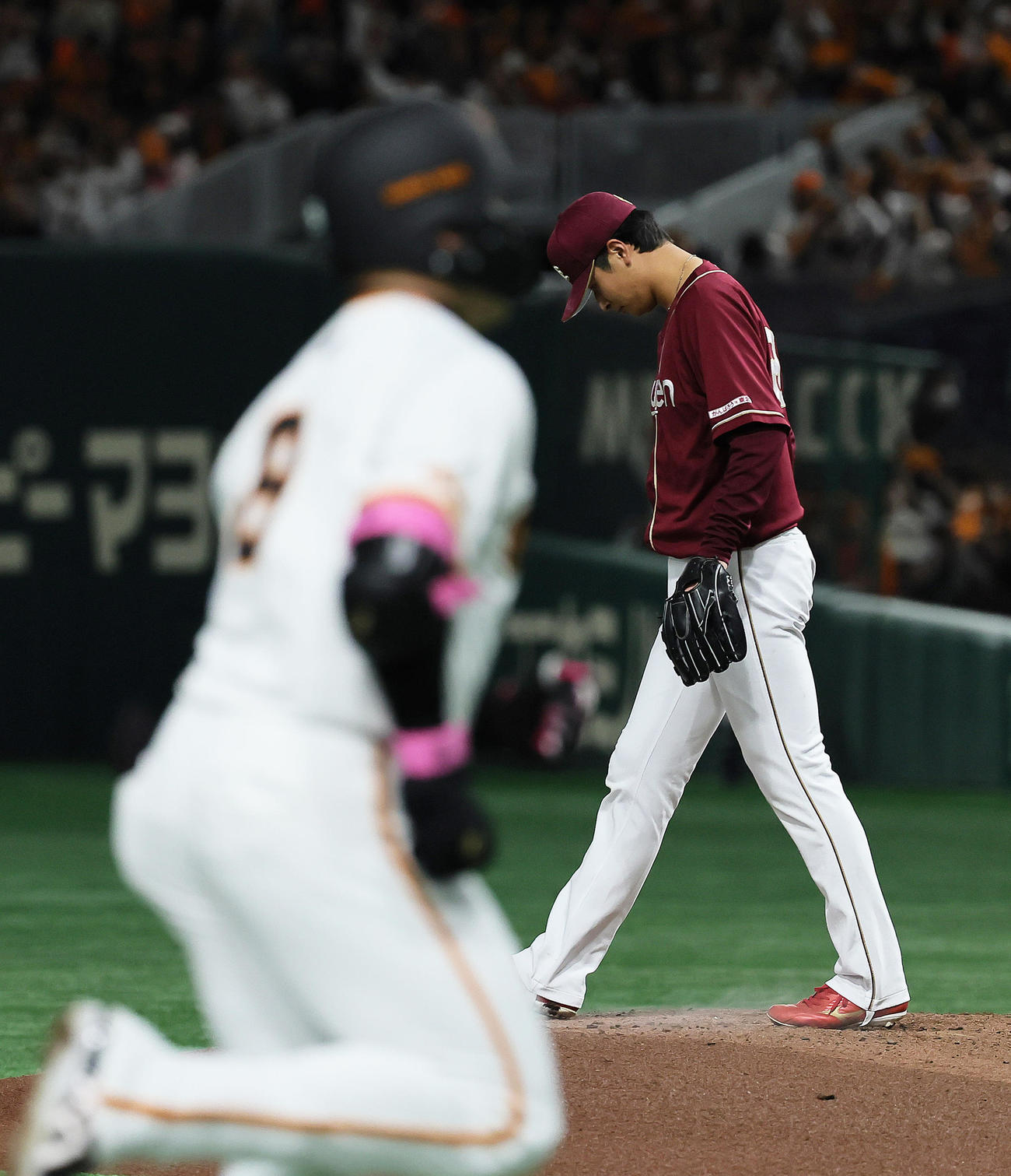 巨人対楽天　1回裏巨人1死二塁、丸（手前）に右中間本塁打を浴びた内（撮影・足立雅史）