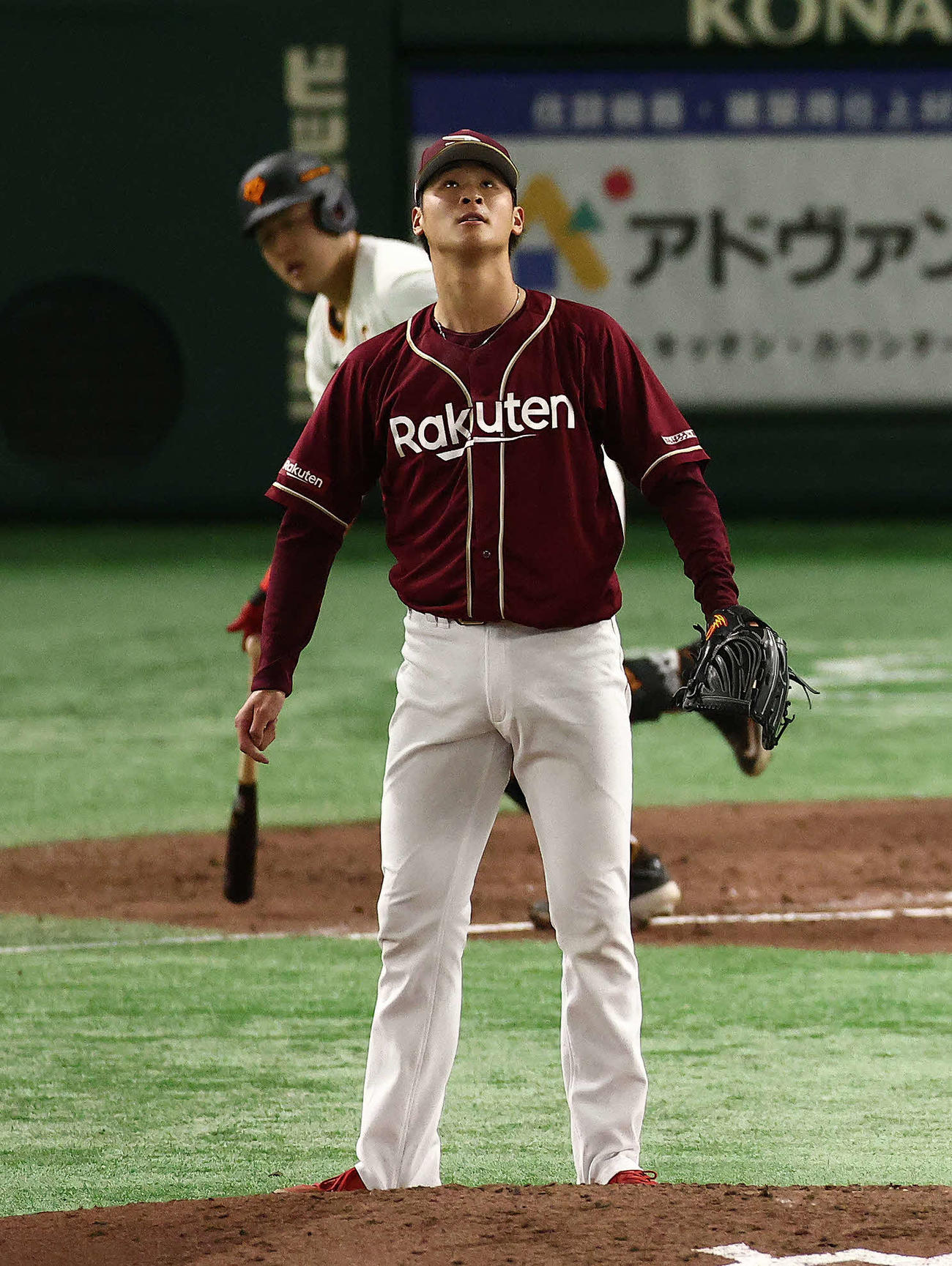 巨人対楽天　4回裏巨人無死、岡本和に中越えソロ本塁打を浴びる内（撮影・河田真司）