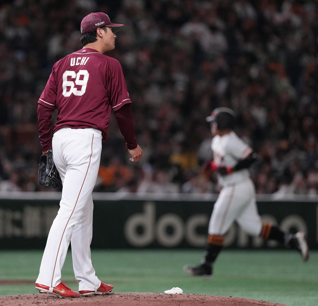 巨人対楽天　4回裏巨人無死、岡本和に中越えソロ本塁打を浴びる内（撮影・鈴木みどり）