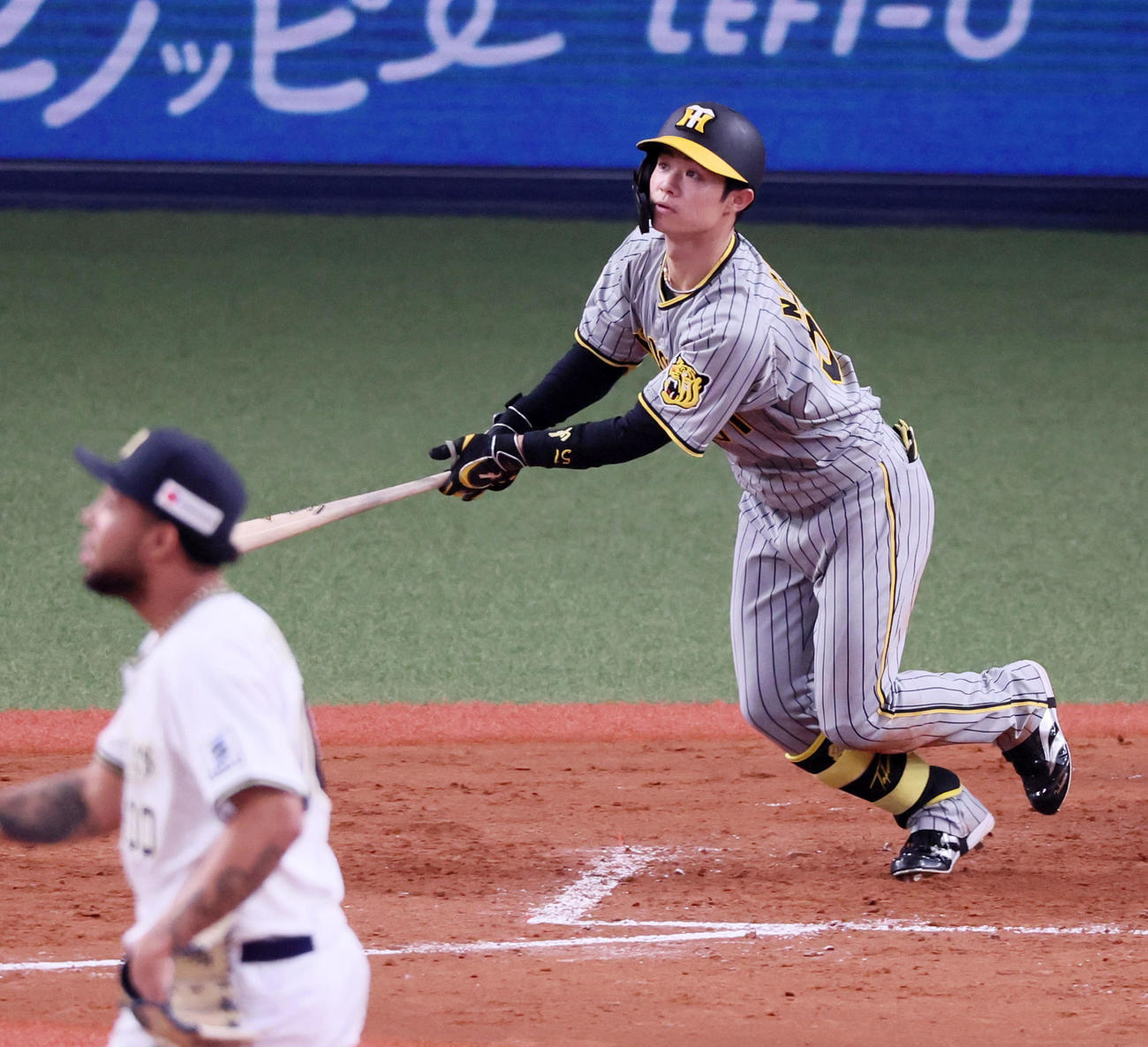 オリックス対阪神　5回表阪神1死一塁、中野は右適時二塁打を放つ。投手はエスピノーザ（撮影・加藤哉）