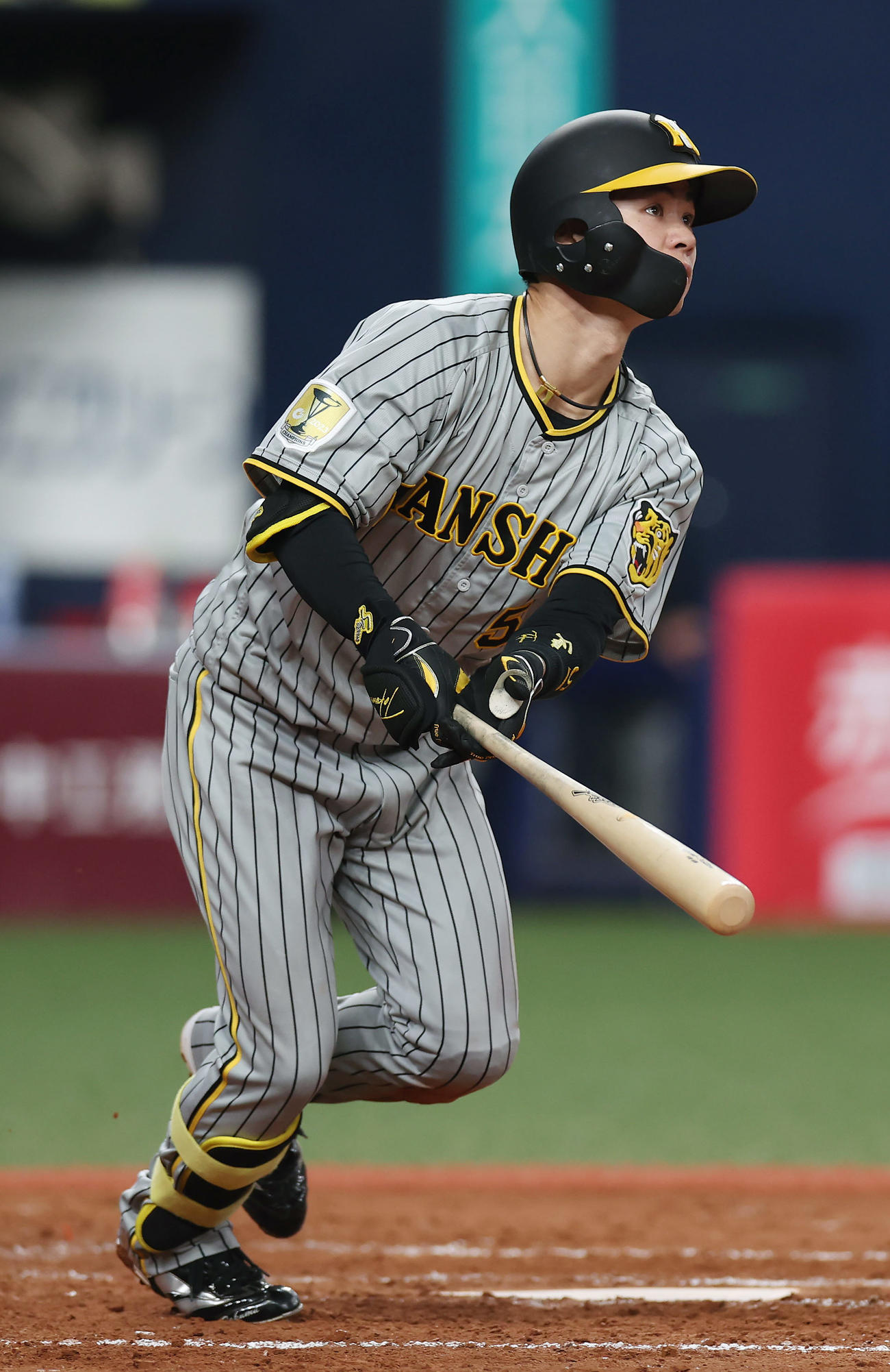 オリックス対阪神　5回表阪神1死一塁、右翼線へ勝ち越し適時二塁打を放つ中野（撮影・前田充）