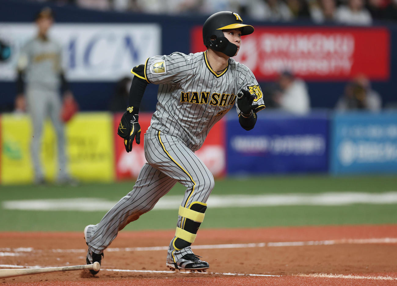 オリックス対阪神　5回表阪神1死一塁、右翼線へ勝ち越し適時二塁打を放つ中野（撮影・前田充）